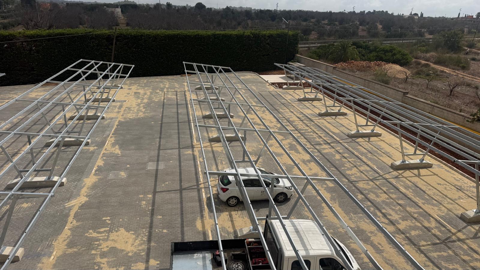 Cantiere Msolar a Lecce: filari di pensiline fotovoltaiche in acciaio zincato